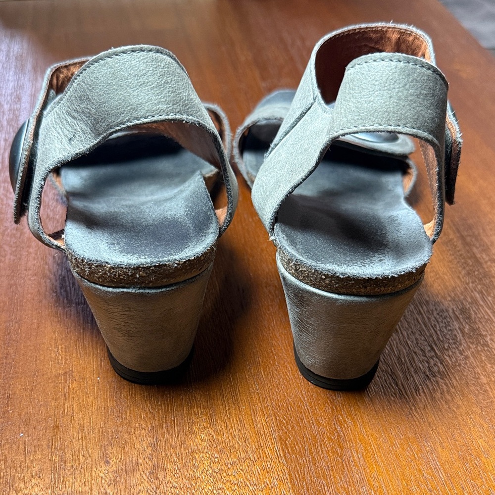 Taos Stylish Gray Sandals - Picture 5 of 11